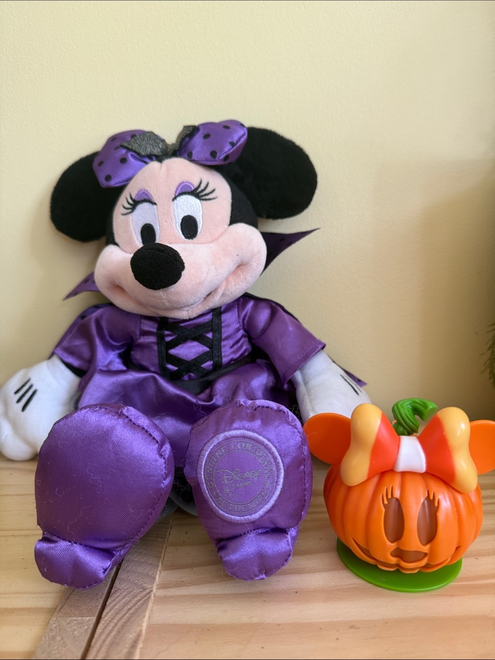 Disney store exclusive Halloween Dracula vampire Minnie Mouse